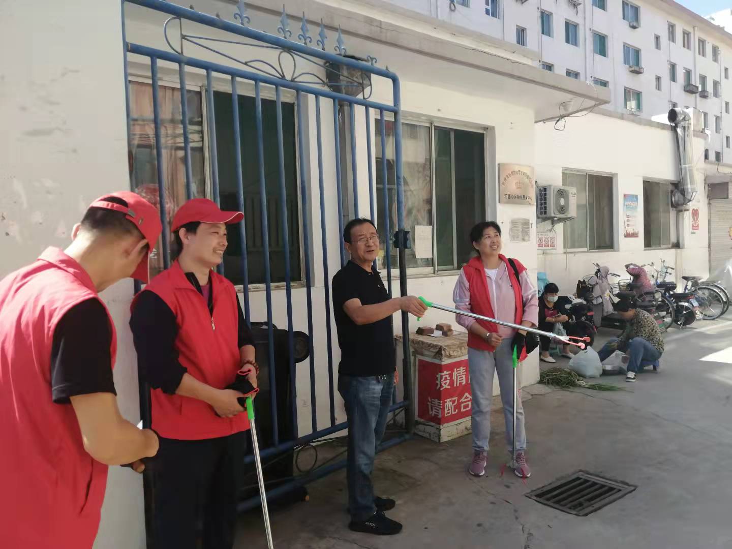 01-9月9日黨委委員、財務(wù)總監(jiān)辛建人在匯春小區(qū)檢查指導(dǎo)志愿者服務(wù).jpg